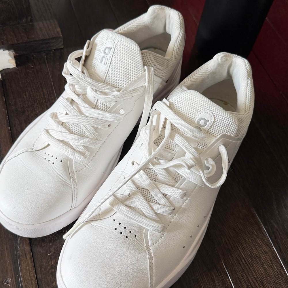 Women’s on cloud sneakers size 10 - Picture 3 of 3